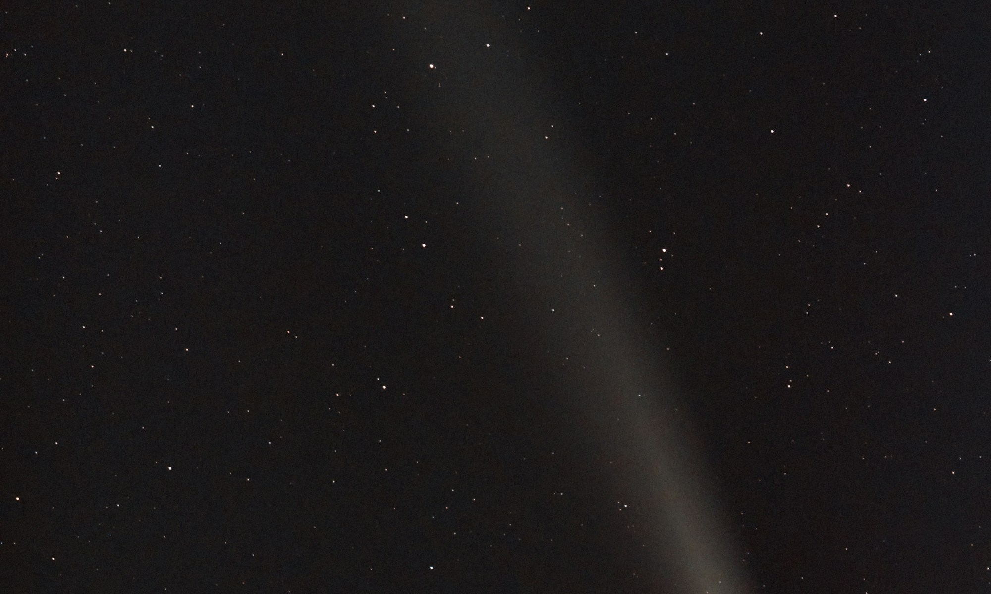 Comet Tsuchinshan–ATLAS streaking across a star-filled night sky, photographed by Pedro J Conesa